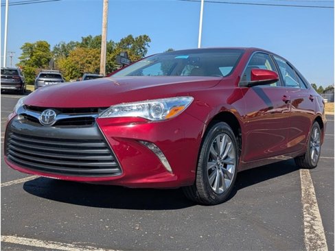 Used 2017 Toyota Camry XLE image 3