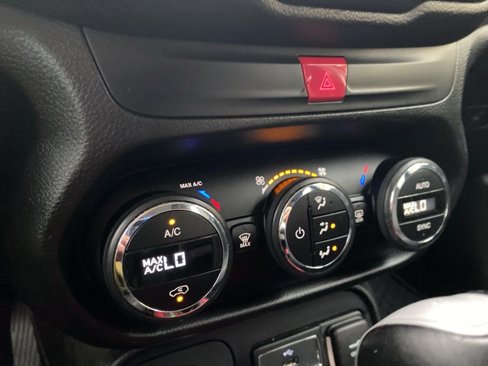 Certified 2016 Jeep Renegade Trailhawk image 28