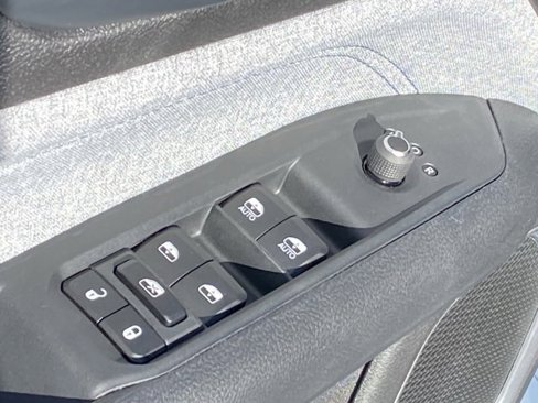 Used 2025 Jeep Compass Sport image 18