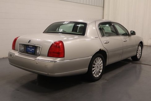 Used 2005 Lincoln Town Car Signature image 8