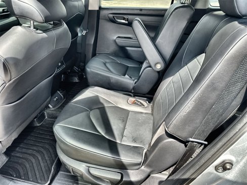Used 2020 Toyota Highlander XLE image 16