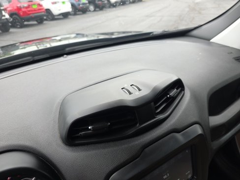 Used 2018 Jeep Renegade Latitude w/ Cold Weather Group image 19
