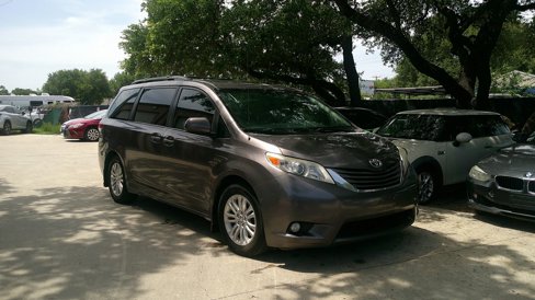Used 2014 Toyota Sienna XLE image 1