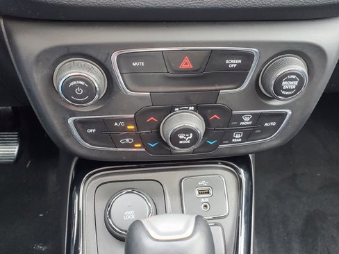 Used 2018 Jeep Compass Limited image 30