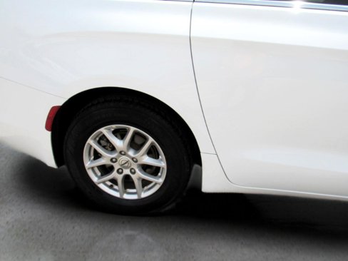 Used 2022 Chrysler Voyager LX image 39