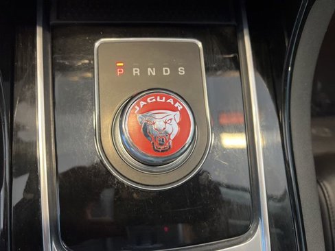 Used 2017 Jaguar XE Premium image 30