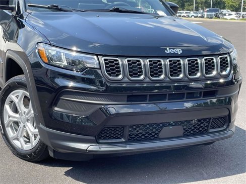 Used 2024 Jeep Compass Sport image 2
