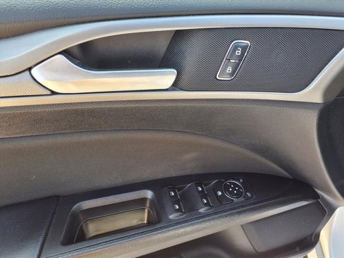 Used 2018 Ford Fusion SE w/ Fusion SE Technology Package image 18