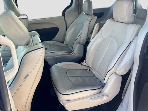 Used 2017 Chrysler Pacifica Platinum image 25