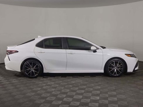Used 2022 Toyota Camry SE image 16