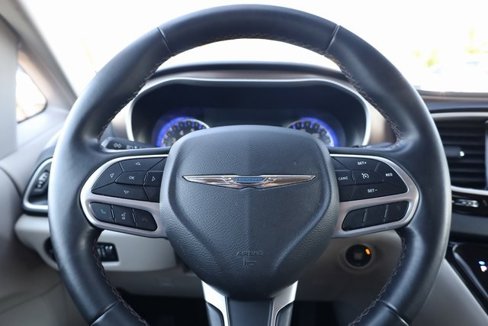 Used 2018 Chrysler Pacifica Touring-L image 13