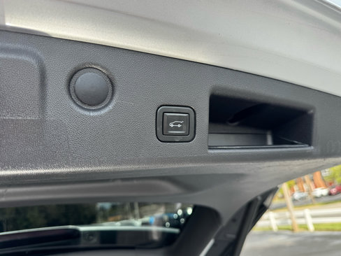 Used 2021 Chevrolet Equinox LT w/ Driver Convenience Package image 19