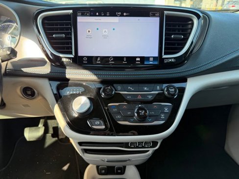 Used 2021 Chrysler Pacifica Touring-L image 24