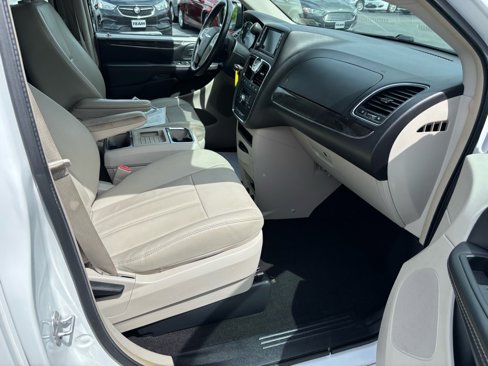 Used 2016 Chrysler Town & Country Touring image 19
