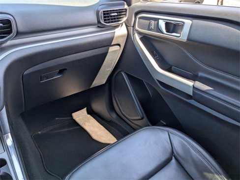 Used 2022 Ford Explorer XLT w/ Equipment Group 202A image 17