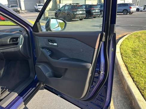 Used 2023 Nissan Rogue SV image 12