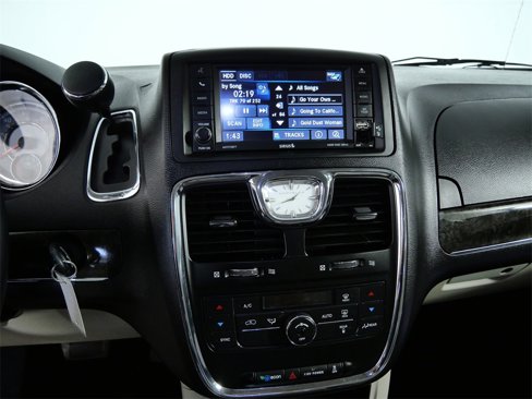 Used 2015 Chrysler Town & Country Touring-L image 18