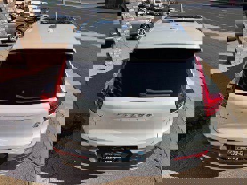 Used 2023 Volvo XC40 B5 Plus image 10