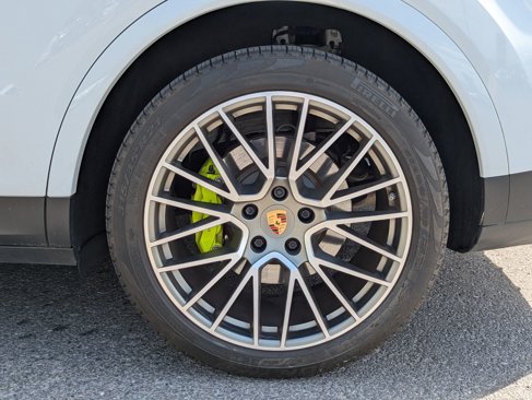 Certified 2023 Porsche Cayenne Platinum Edition image 28