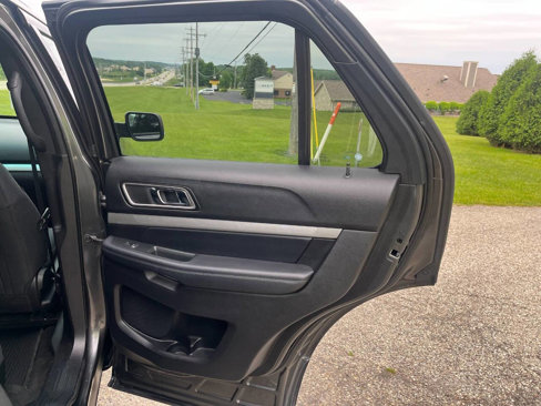 Used 2017 Ford Explorer XLT image 31