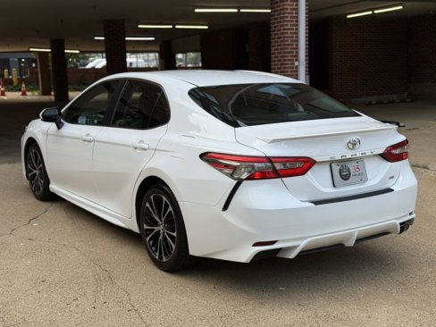 Used 2018 Toyota Camry SE w/ Moonroof Package image 4