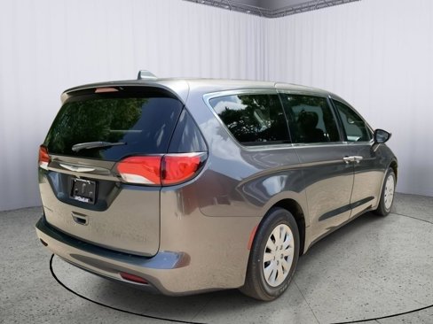 Used 2020 Chrysler Voyager L image 4