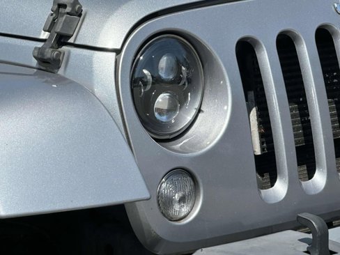 Used 2015 Jeep Wrangler Unlimited Sahara w/ Dual Top Group image 8