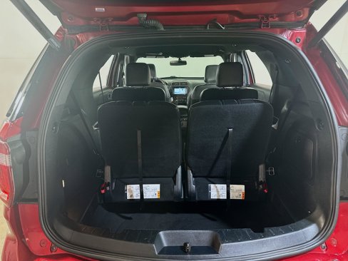 Used 2018 Ford Explorer XLT w/ Equipment Group 202A image 8