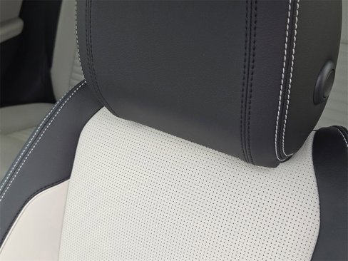 Certified 2025 Land Rover Discovery Sport Dynamic SE image 15