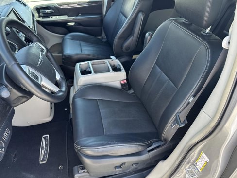 Used 2016 Chrysler Town & Country Touring-L image 20