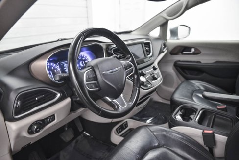 Used 2019 Chrysler Pacifica Touring-L image 16