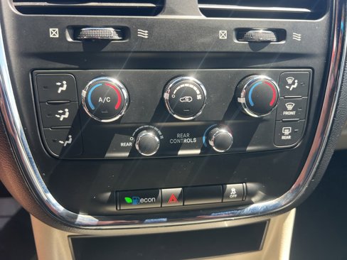 Used 2020 Dodge Grand Caravan SXT image 28