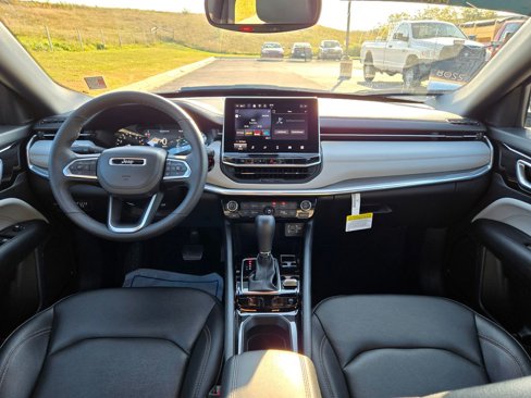 Used 2024 Jeep Compass Limited image 17