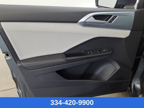 Used 2025 Volkswagen Taos SE w/ Panoramic Sunroof Package image 15