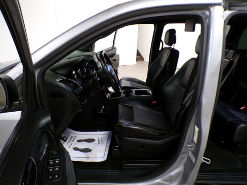 Used 2015 Chrysler Town & Country S image 11