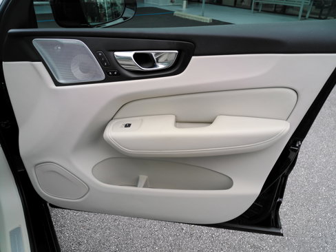 Used 2021 Volvo XC60 T8 Inscription w/ Advanced Package image 25