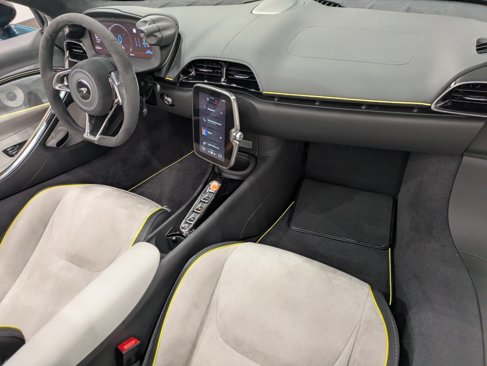 Used 2025 McLaren Artura Spider image 19