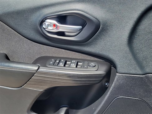 Used 2014 Jeep Cherokee Latitude image 11