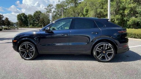 Certified 2023 Porsche Cayenne Platinum Edition image 5
