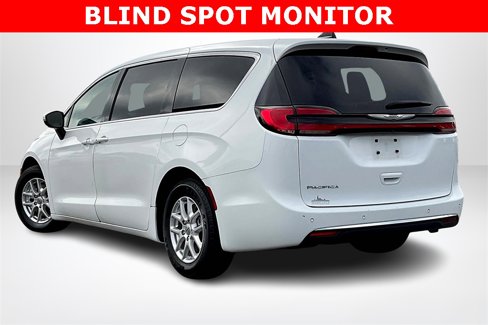 Used 2023 Chrysler Pacifica Touring-L image 4