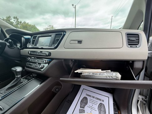 Used 2017 Kia Sedona SX Limited image 34