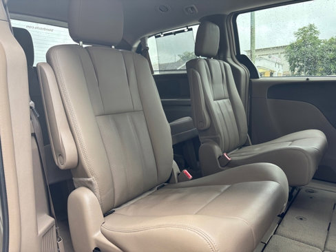 Used 2015 Chrysler Town & Country Touring-L image 28
