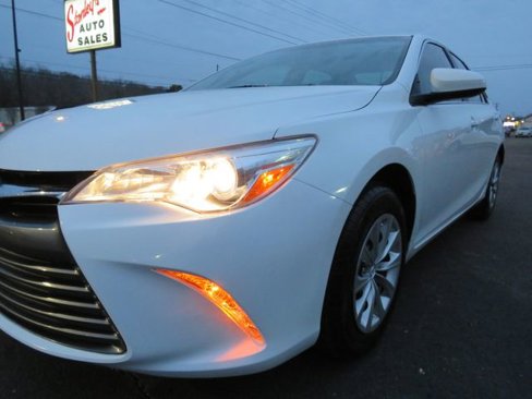 Used 2017 Toyota Camry LE image 10