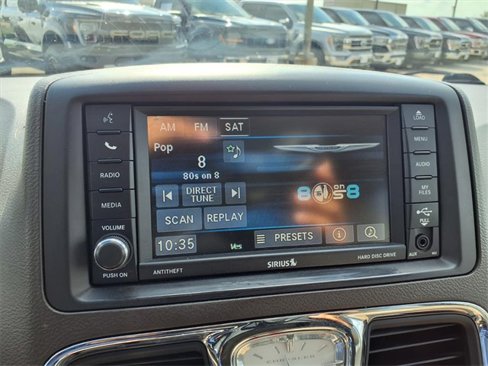 Used 2016 Chrysler Town & Country Touring image 5