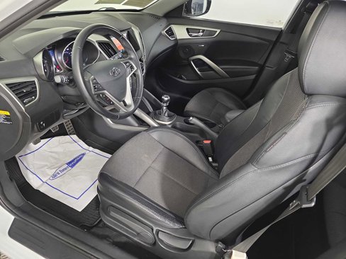 Used 2013 Hyundai Veloster w/ Style Pkg image 9