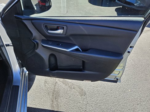 Used 2017 Toyota Camry SE image 9