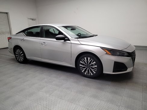 Used 2024 Nissan Altima 2.5 SV image 11