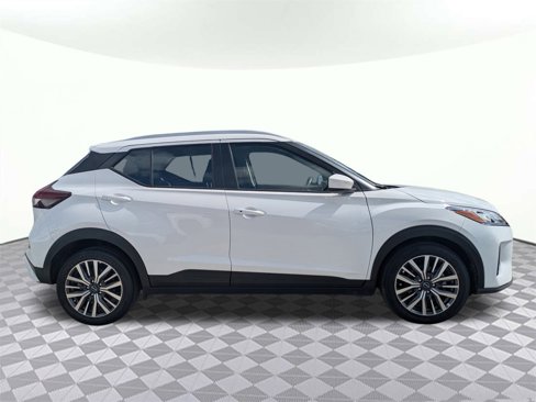 Used 2024 Nissan Kicks SV image 2