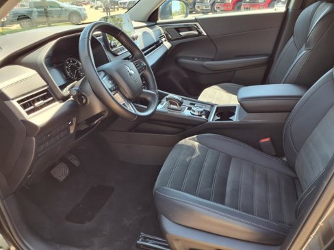 Used 2024 Mitsubishi Outlander SE Black Edition image 11