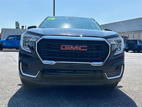 Used 2024 GMC Terrain SLE image 2